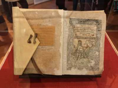 Altra chicca dell�esposizione permanente � il primo libro stampato a Bari: le �Operette� del letterato napoletano Partenopeo Suavio, pubblicate dal tipografo itinerante Gilbert N�hou nel 1535